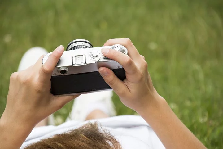Aprenda como organizar fotos digitais de forma prática e segura, criando um sistema simples para armazenar e encontrar suas lembranças com facilidade.