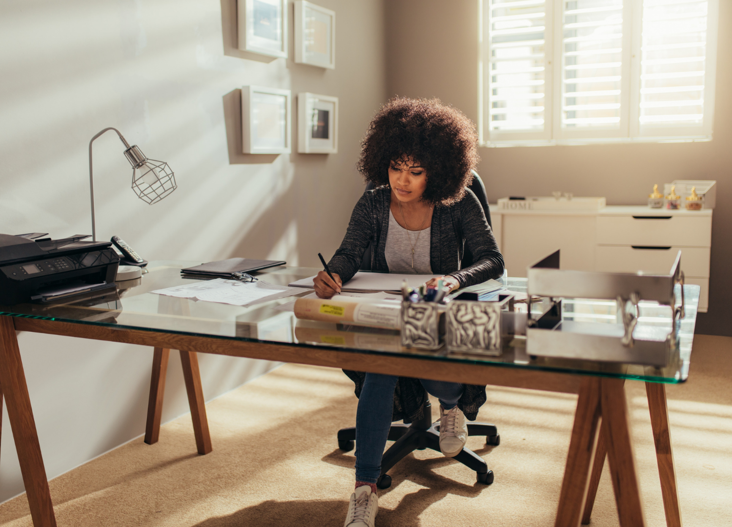 Descubra 5 dicas práticas para organizar sua rotina de home office, aumentar a produtividade e equilibrar trabalho, casa e família.