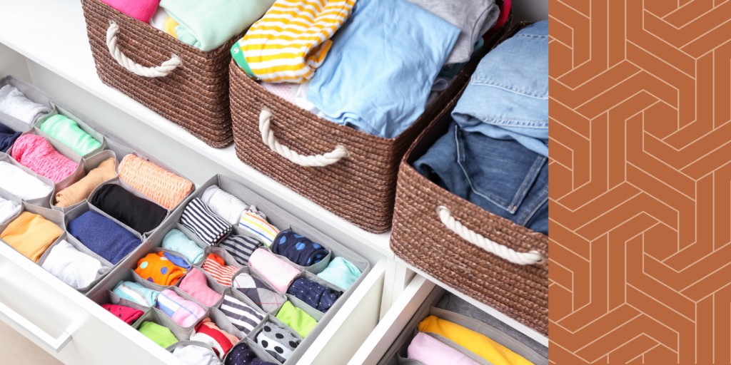 Closet organizado por Elaine Gouvea com roupas separadas por categorias e disposição funcional.