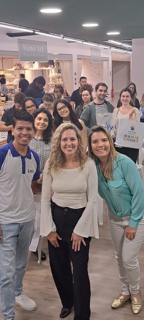 Elaine durante evendo com alunas de organização baby kids organizer