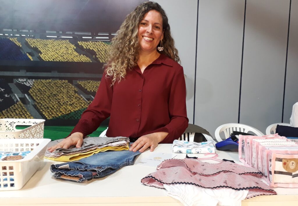 Elaine Gouvea realizando projeto de organização residencial