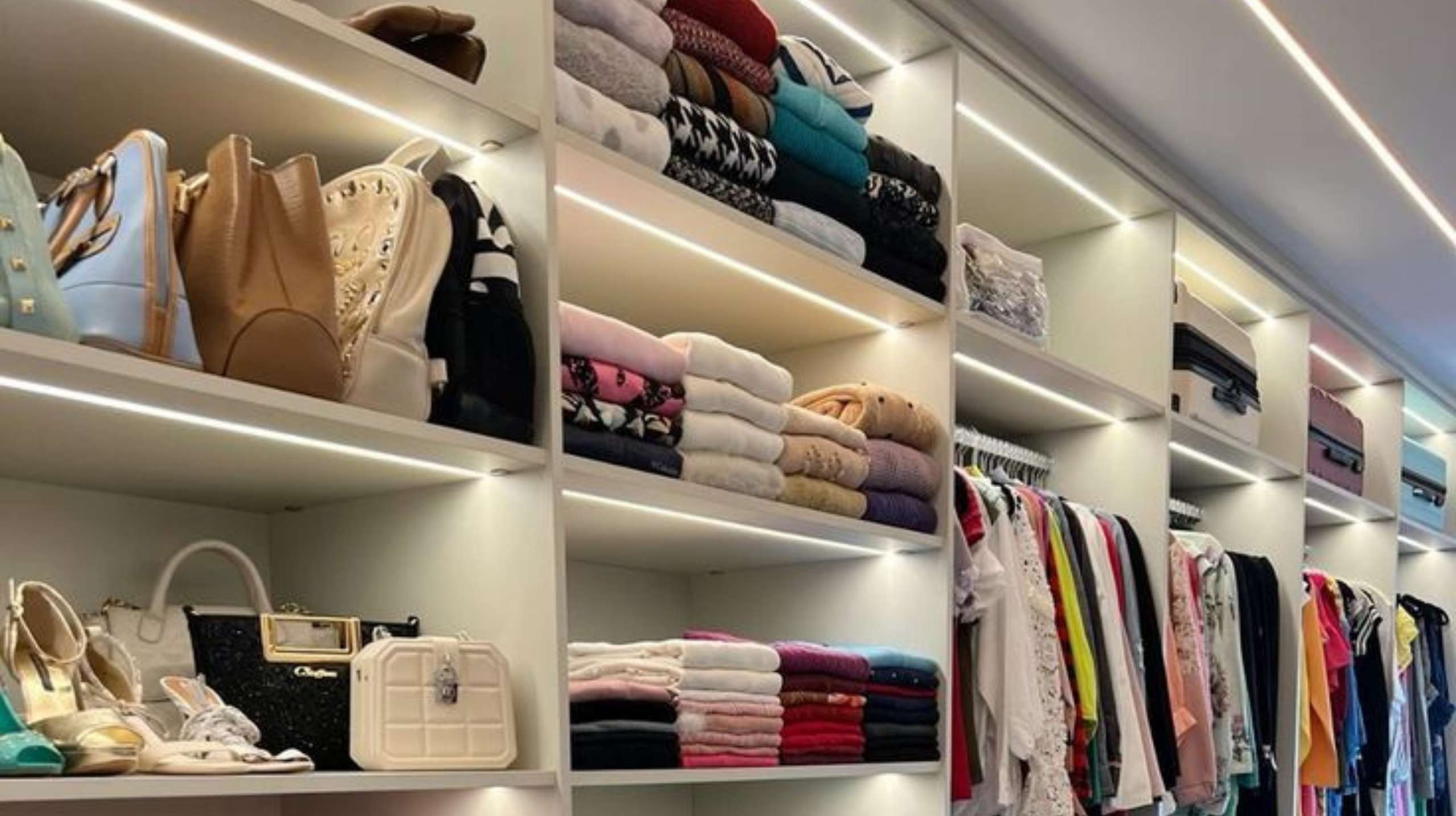 Personal Organizer em São Paulo Closet organizado por Elaine Gouvea Personal Organizer