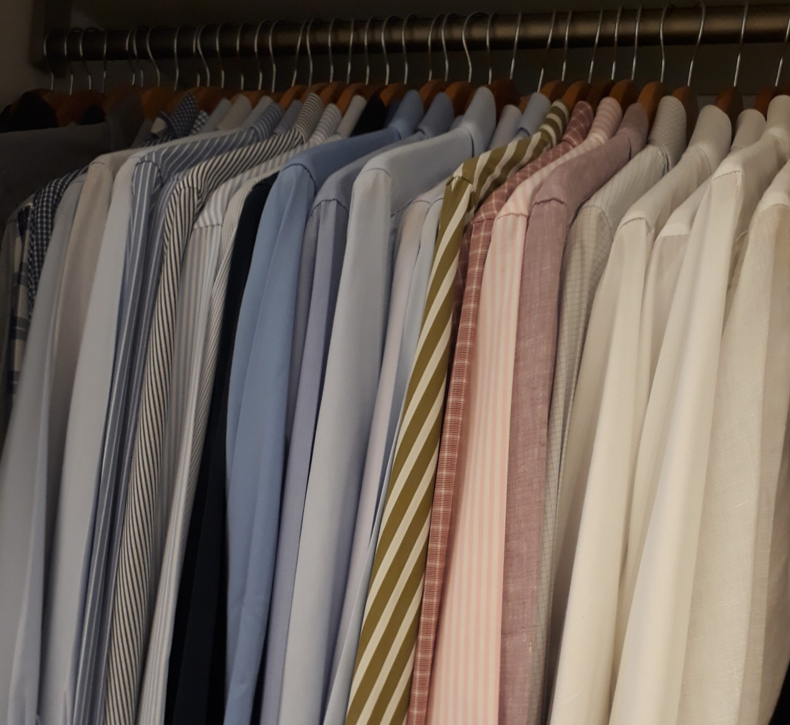 Camisas masculinas organizadas por cor.