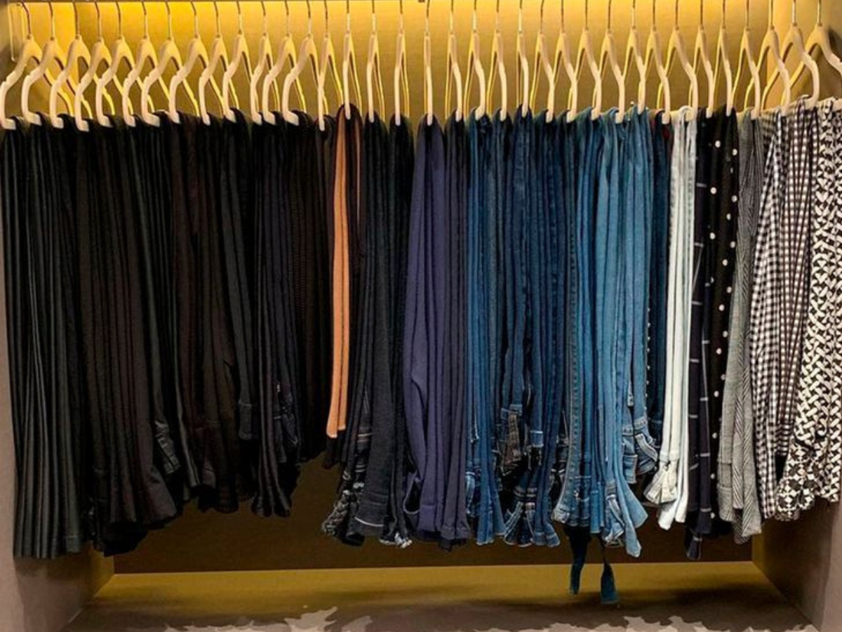 Closet organizado com roupas categorizadas e espaço funcional