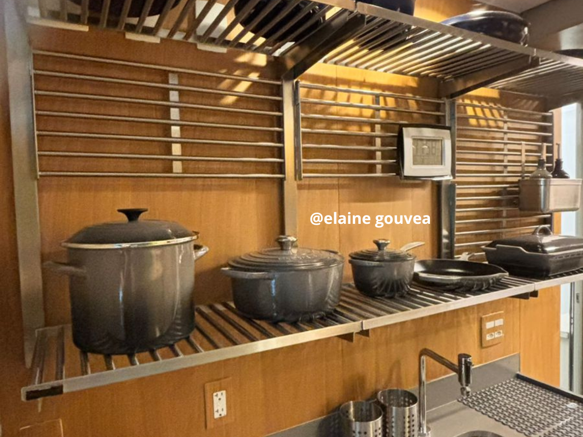 Cozinha organizada com utensílios e itens de uso diário