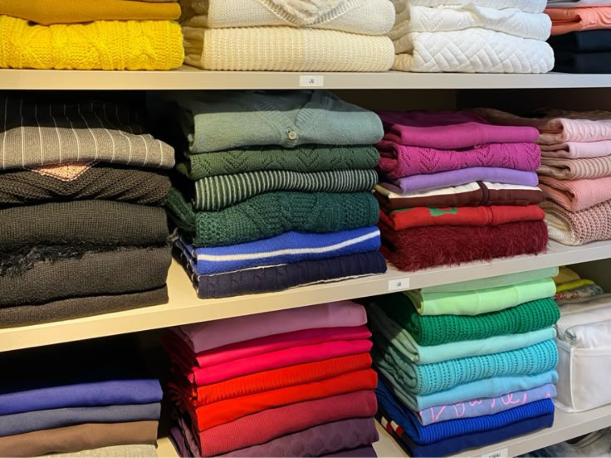 Organização de roupas e closet após mudança residencial
