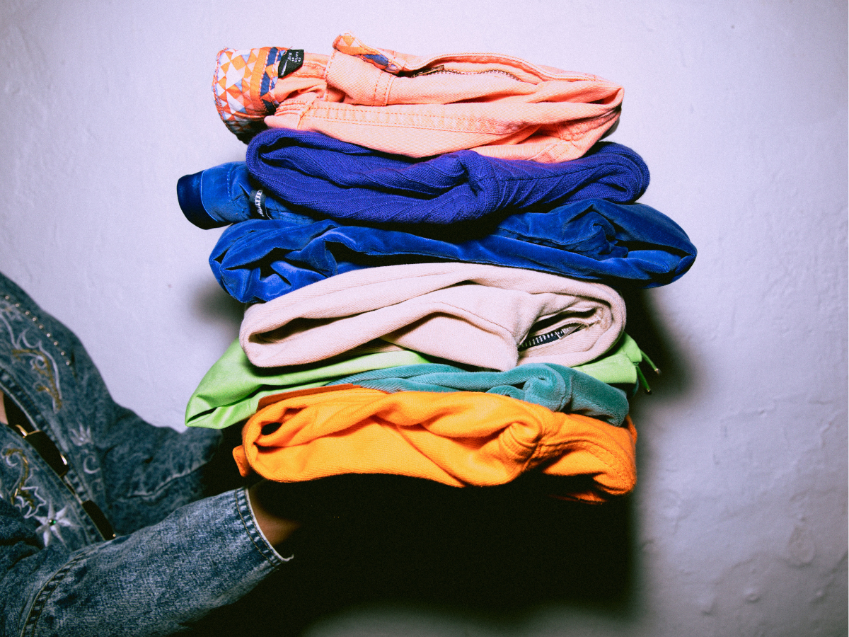 Gaveta de roupas desorganizada antes da organização