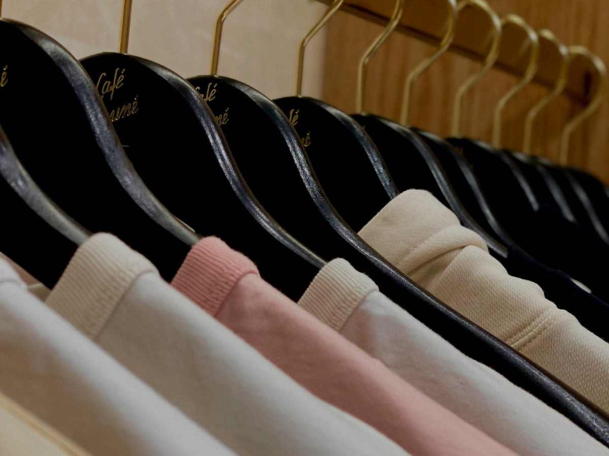 Closet com grande quantidade de roupas e acessórios