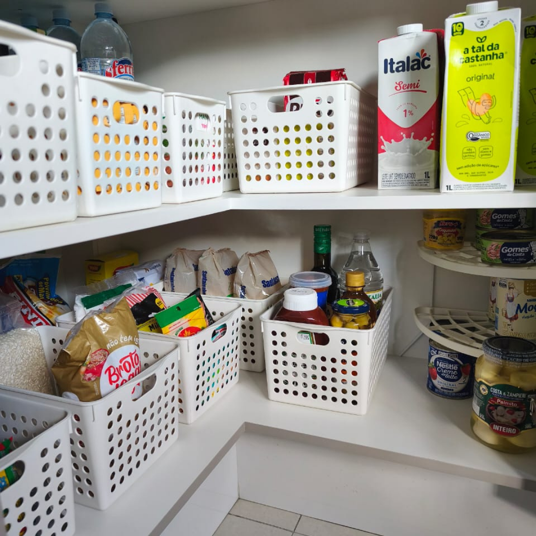Despensa organizada com alimentos separados por categorias