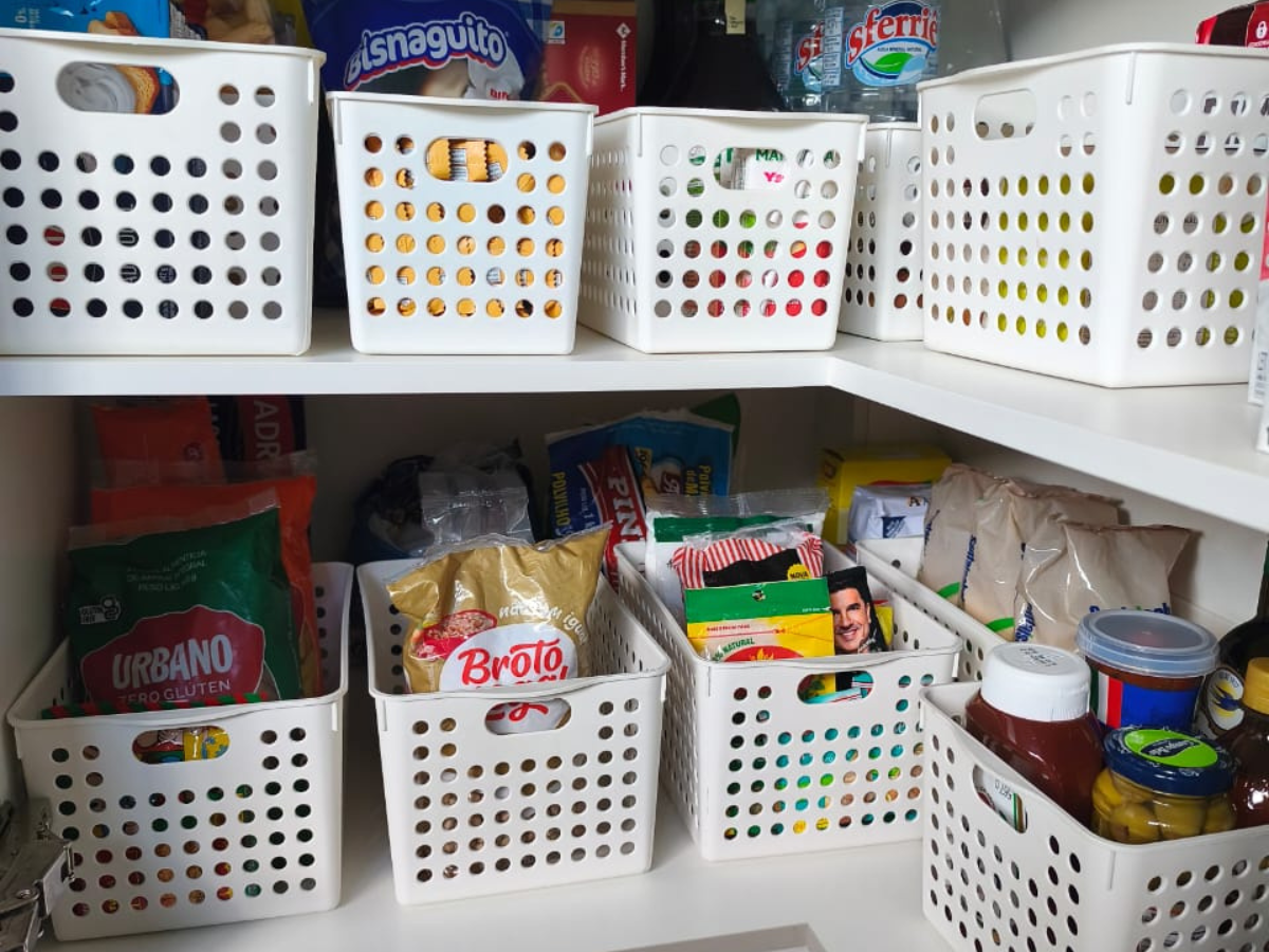 Despensa organizada com alimentos separados por categorias