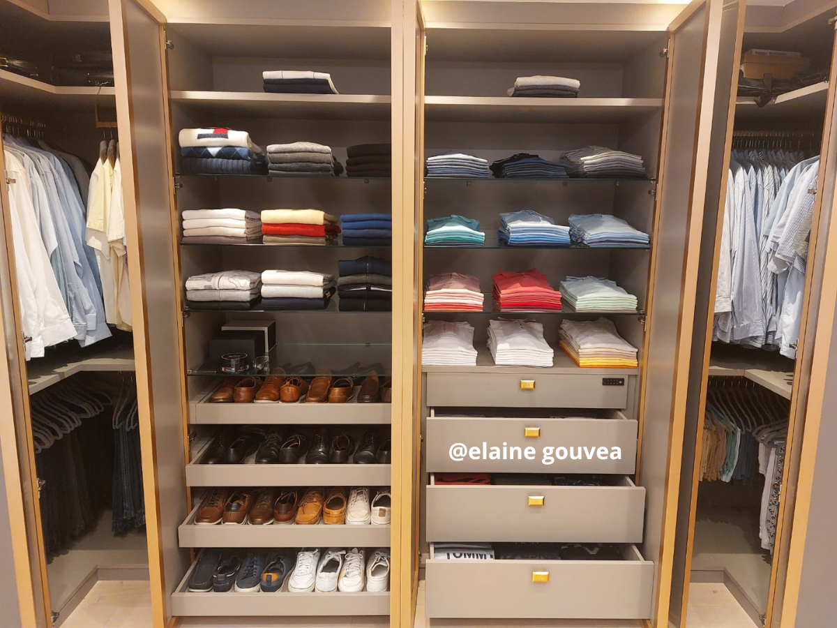 Quarto organizado com roupas e objetos pessoais