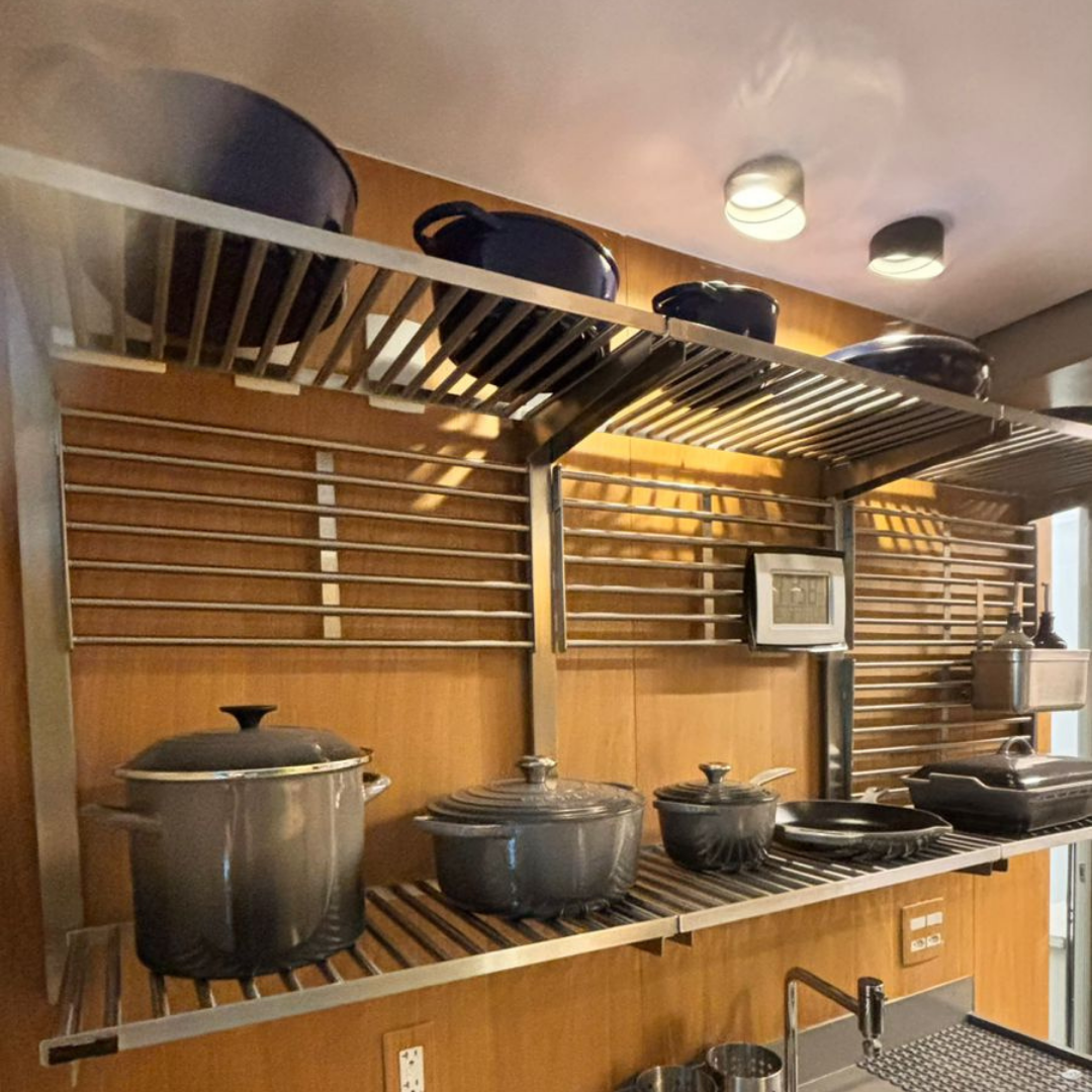 Panelas organizadas em armário de cozinha