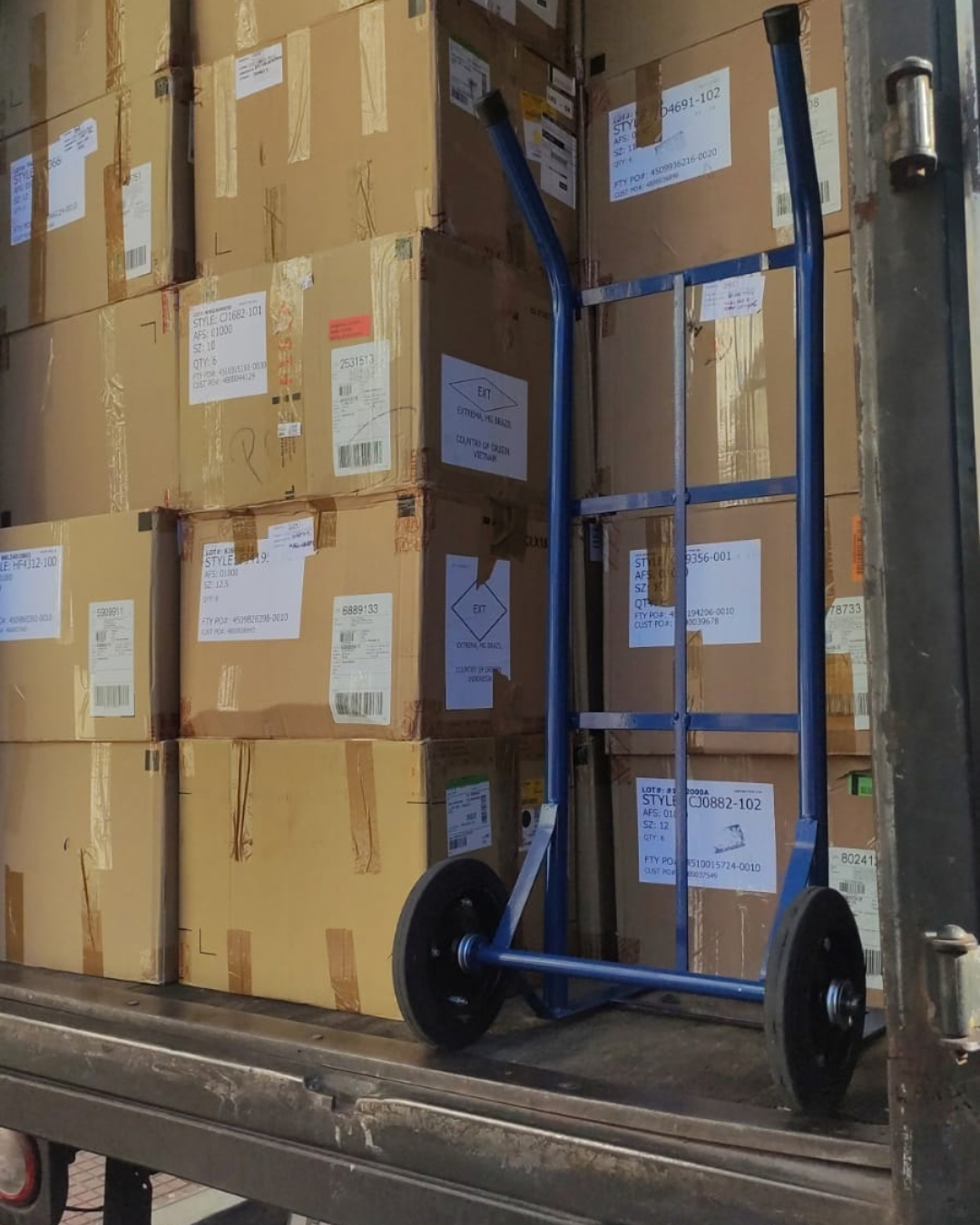 Personal Organizer para Mudança em São Paulo Caixas de mudança organizadas em caminhão para transporte em São Paulo