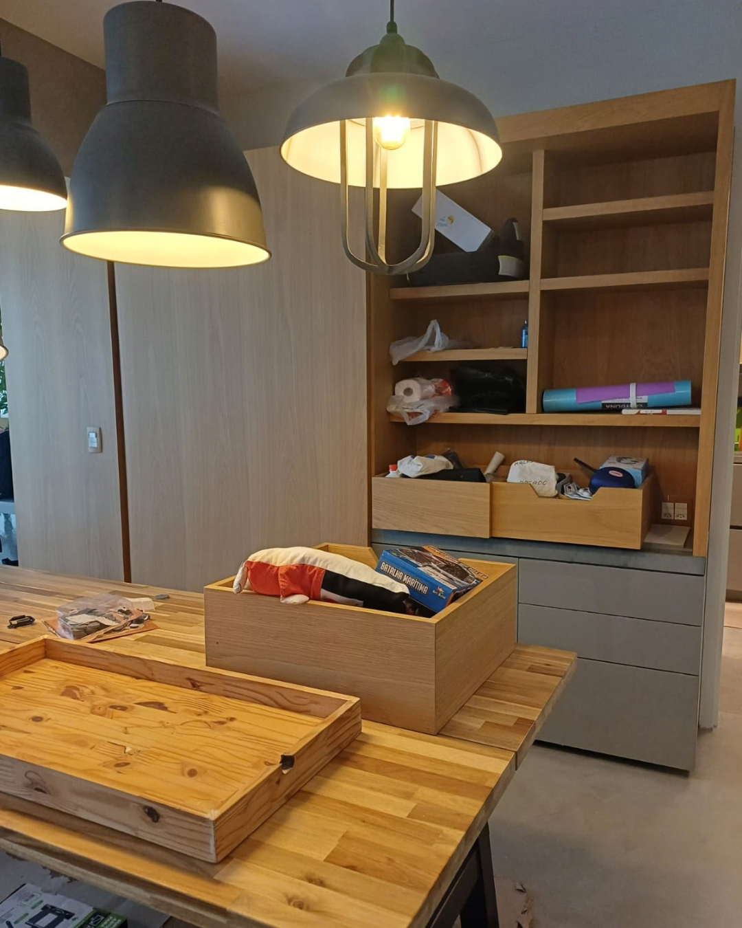 Personal Organizer para Mudança em São Paulo Louças e utensílios durante organização de cozinha pós-mudança em São Paulo