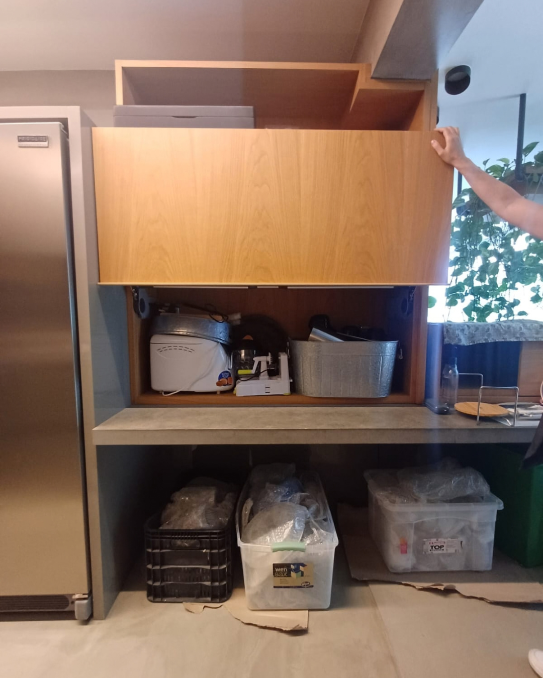 Personal Organizer para Mudança em São Paulo Armários de cozinha sendo organizados durante serviço de pós-mudança